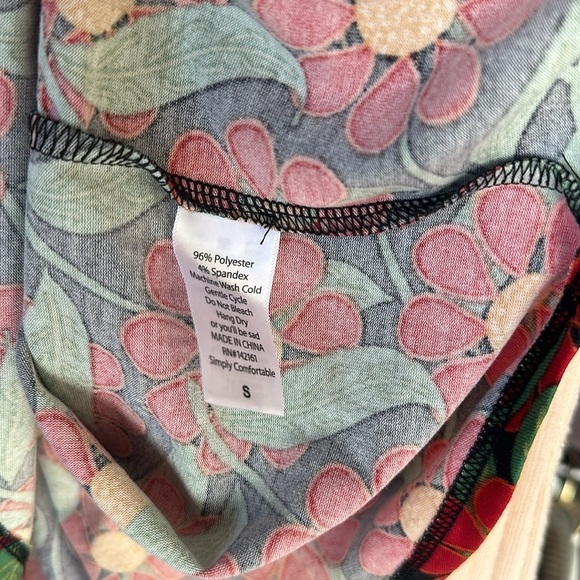 LulaRoe Randy Reglan Tee Size: S - Picture 5 of 5